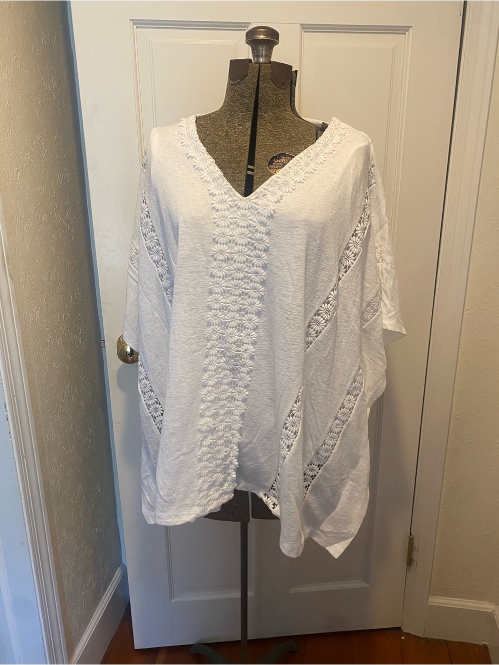 NWT JM Collection White Blue Oasis Embroidered V-Neck Tunic relaxed boho Size L